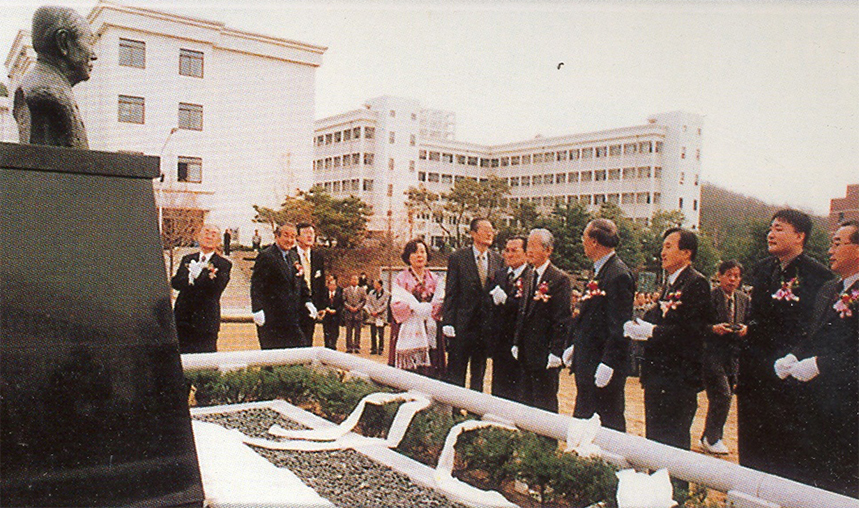 2000, 권휴장 이사장 흉상 제막식
